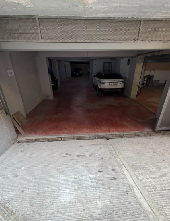 VENDESI 10 GARAGE A ASTIR