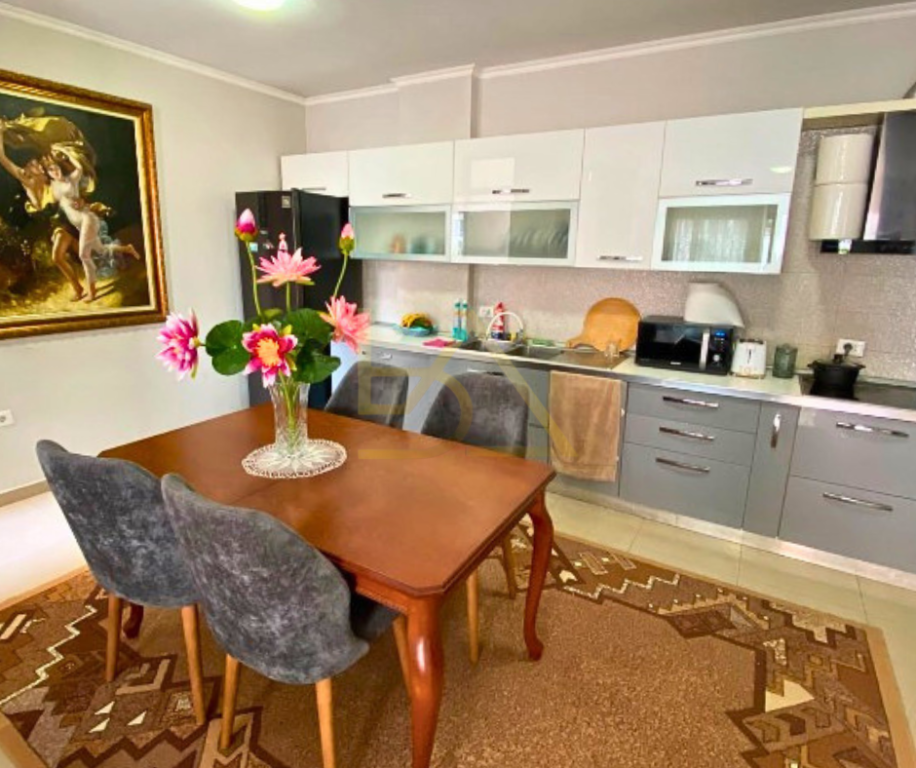 Appartamento 2+1+2 con Veranda in Vendita – Astir, Tirana