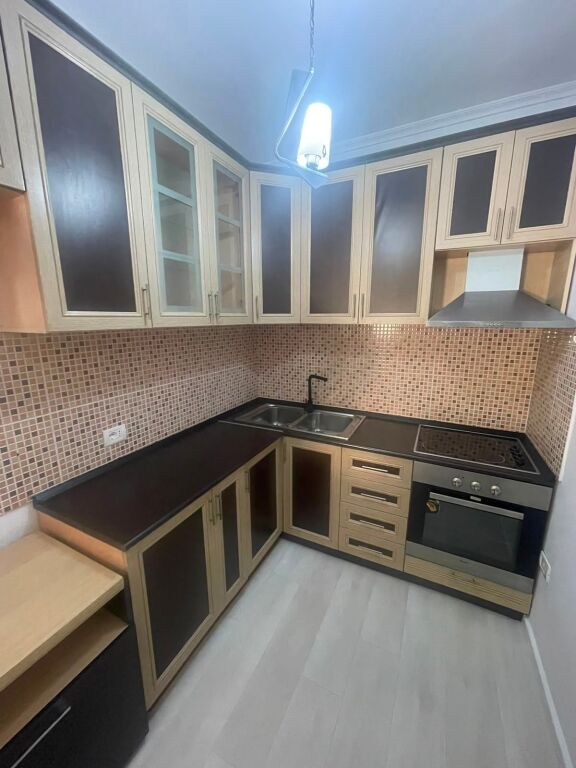 🏢Ish Parku i Autobuzave,pas Qendres Glob jepet me qera apartament 2+1,i mobiluar 65,000Leke