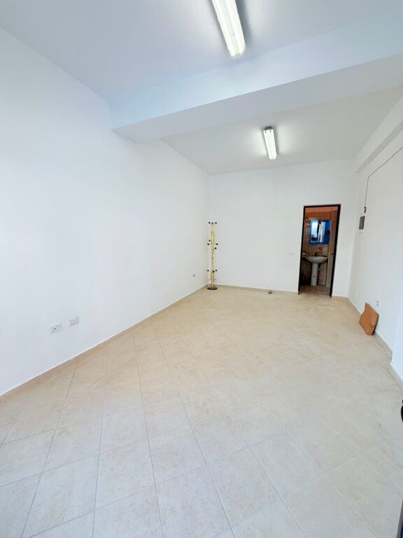 LOCALE COMMERCIALE IN AFFITTO VICINO AL TRIBUNALE, DURRES
