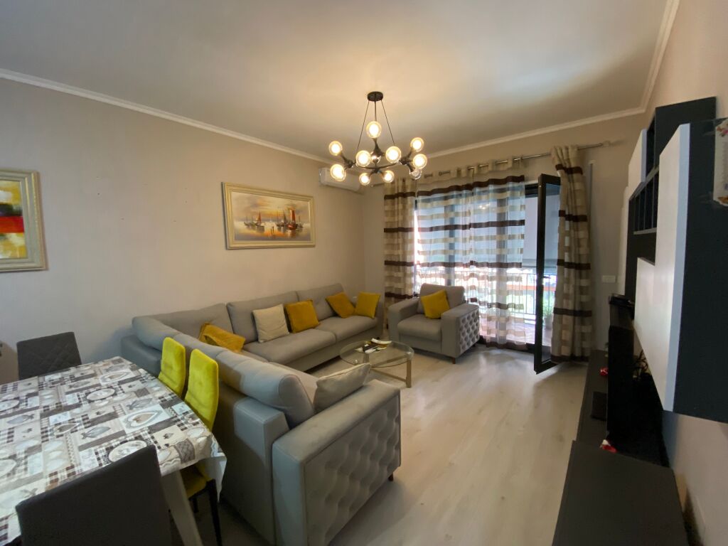 Jepet me qira apartament 1+1 + post parkimi në Green City, Unaza e Re !!