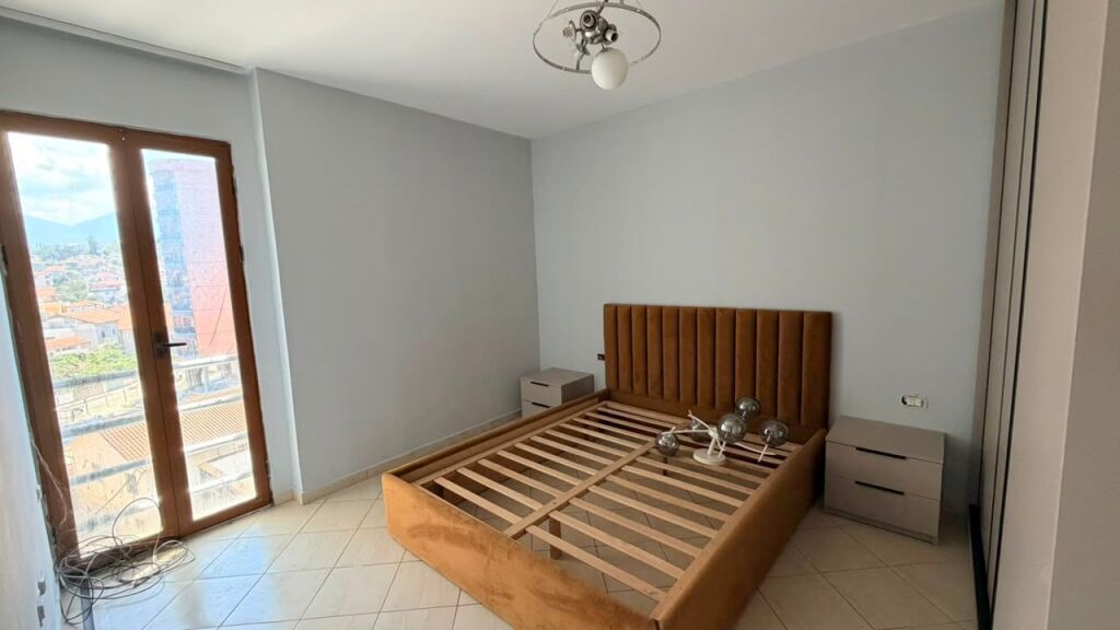 Shitet apartament 2+1 tek Rruga Ali Demi , prane Kompleksit Grand , ish Tregu Elektrik , Tregu Elektrik .