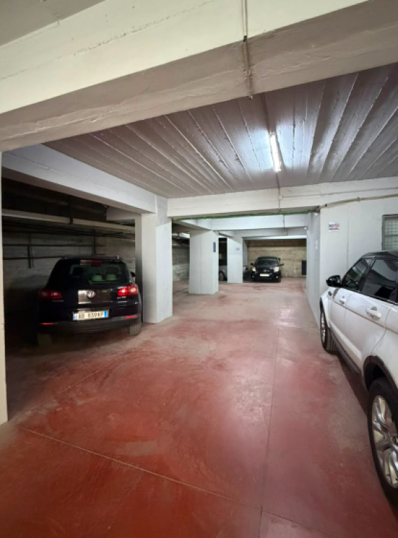 VENDESI 10 GARAGE A ASTIR