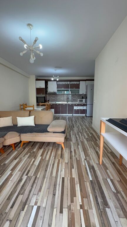 Apartament 2+1+2 per shitje tek komuna e parisit