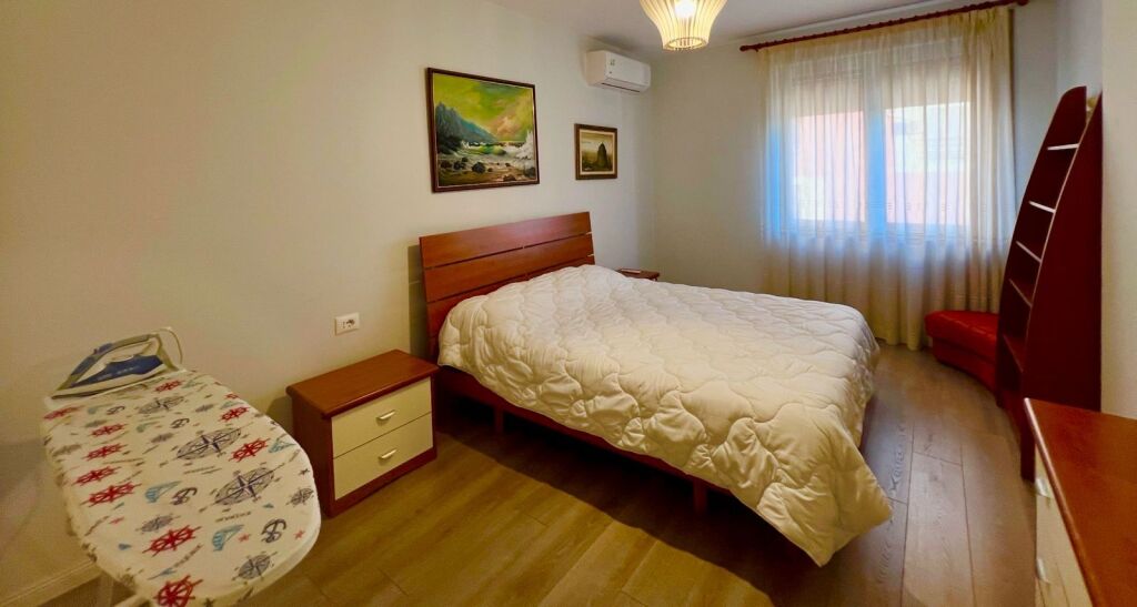 Jepet apartament 1+1 me qira tek Rruga Mustafa Matohiti , Piramida , Rruga e Elbasanit .