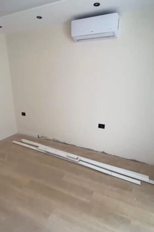 Shitet apartament 1+1 tek Komuna e Parisit , prane Kristal Center .