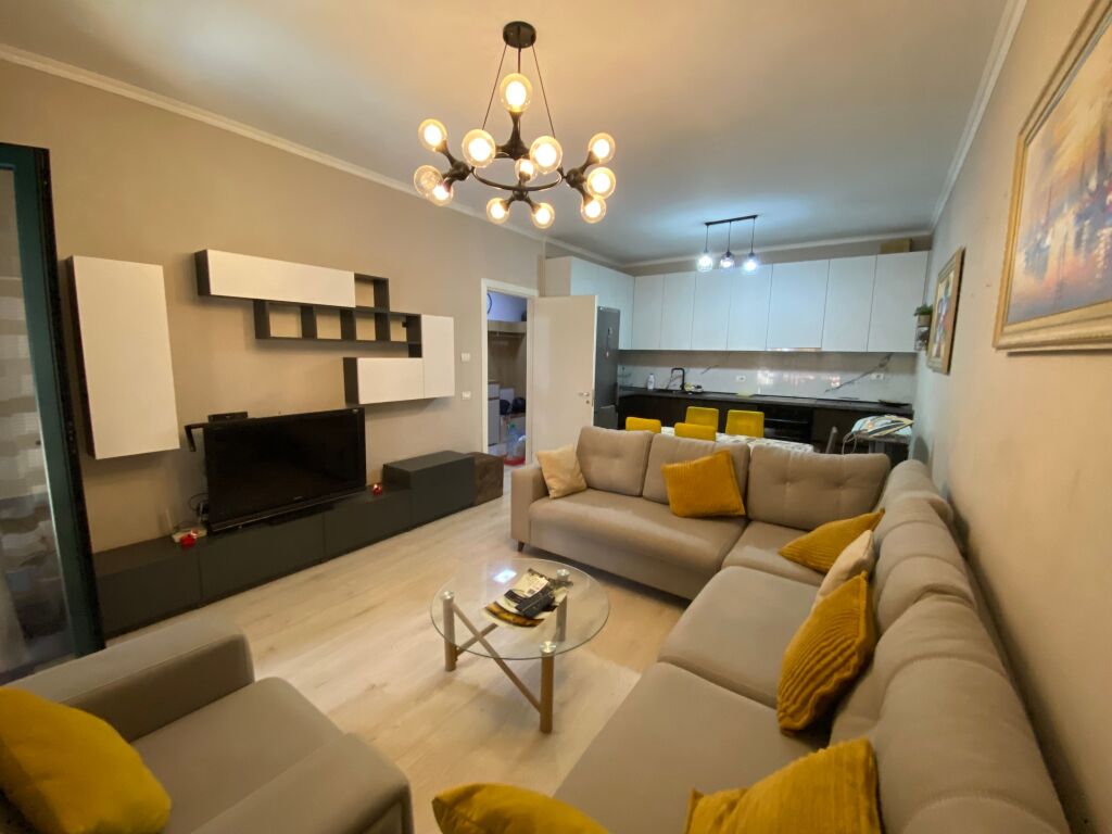 Jepet me qira apartament 1+1 + post parkimi në Green City, Unaza e Re !!