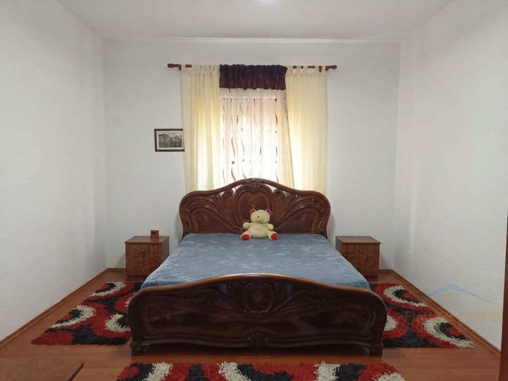 Qira, Vilë 2-katëshe, pranë shkollës "Rreze Drite" Sauk