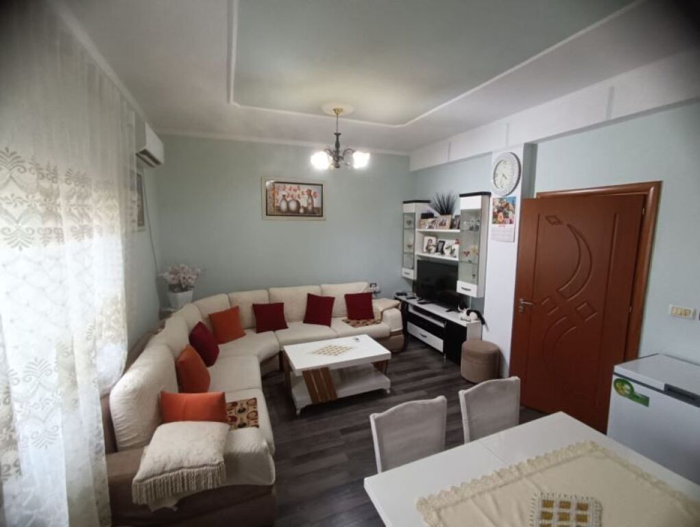 Ne zonen e Bathores prane Liqenit te Paskuqanit, shitet vile private 3 kateshe.   ID 5346
