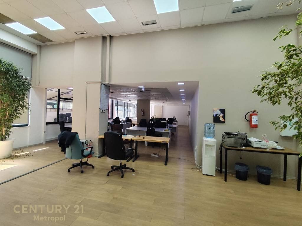 Zyrë Me Qira tek Shallvaret, Tiranë | 400 m²