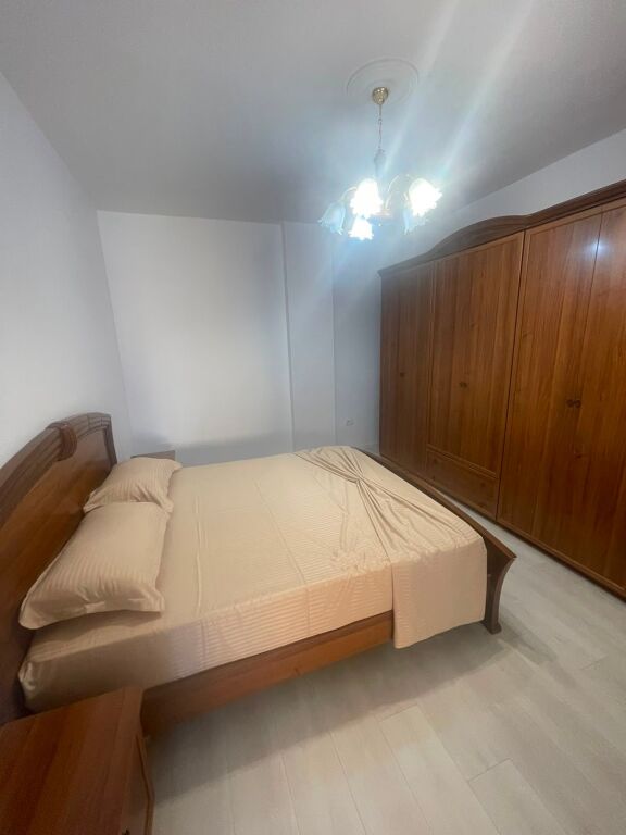 🏢Ish Parku i Autobuzave,pas Qendres Glob jepet me qera apartament 2+1,i mobiluar 65,000Leke