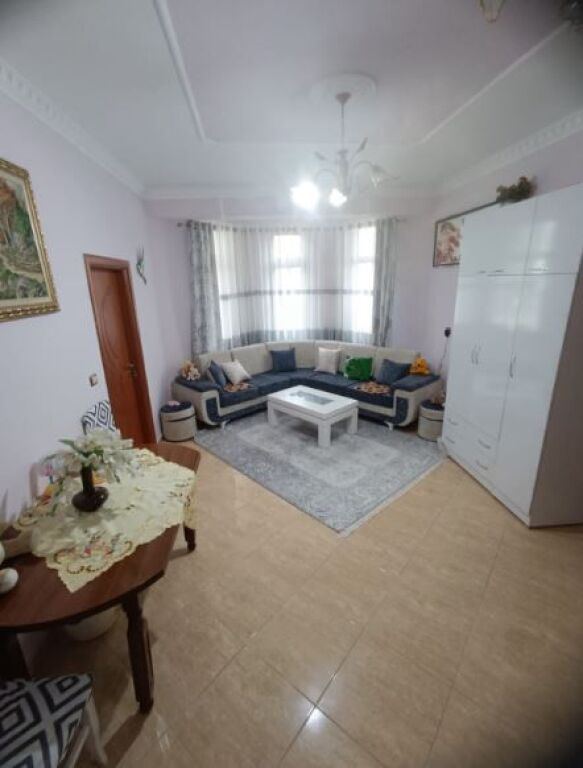 Ne zonen e Bathores prane Liqenit te Paskuqanit, shitet vile private 3 kateshe.   ID 5346
