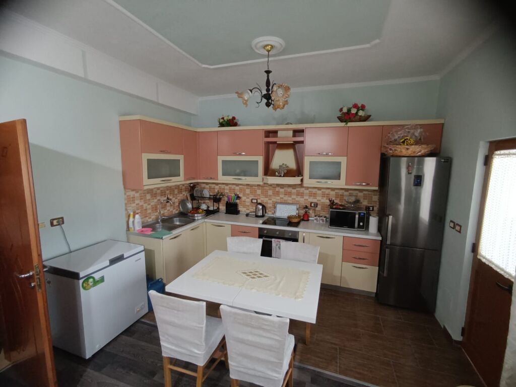 Ne zonen e Bathores prane Liqenit te Paskuqanit, shitet vile private 3 kateshe.   ID 5346