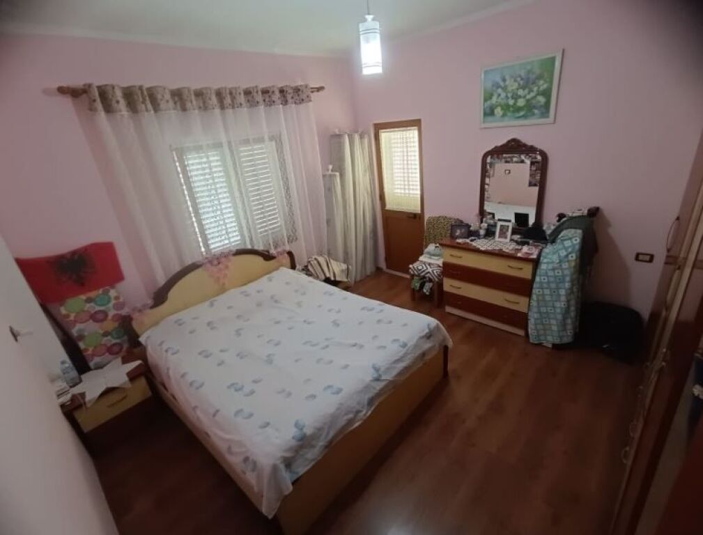 Ne zonen e Bathores prane Liqenit te Paskuqanit, shitet vile private 3 kateshe.   ID 5346