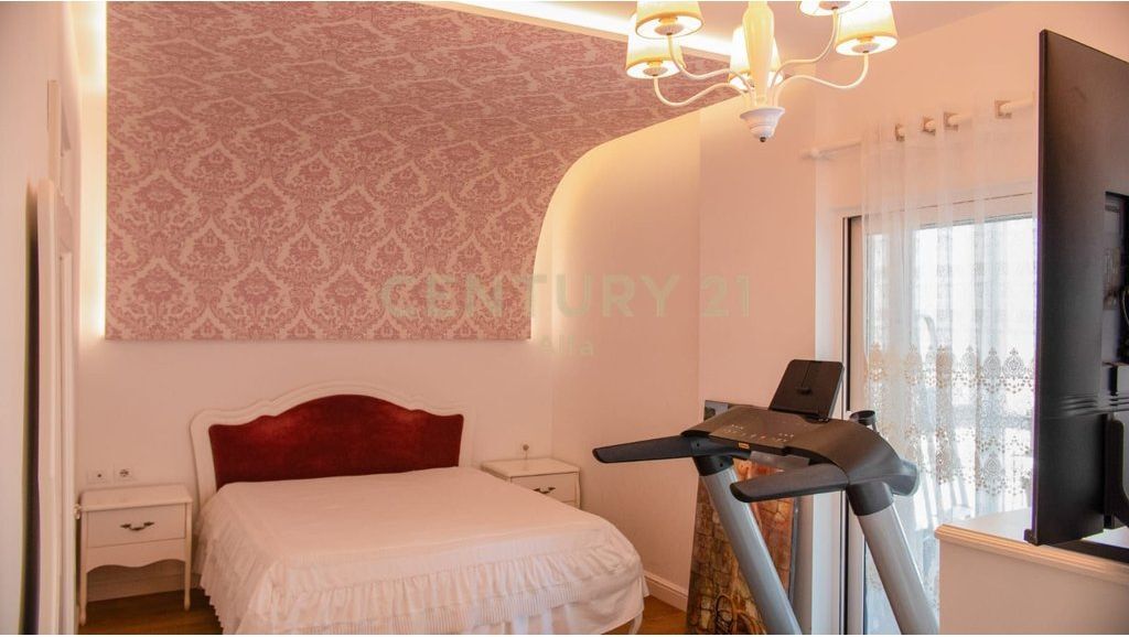 Shitet apartament 4+1+3 tualete dhe 2 poste parkimi- LIQENI ARTIFICIAL