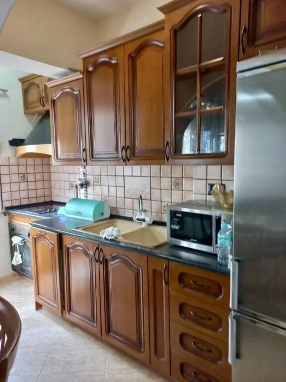 Appartamento 1+1 in affitto in Via Elbasan, vicino al vecchio Mulino, Piramide.
