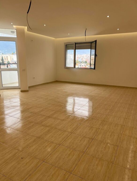 Ambasciata Americana - Ufficio in Affitto 190m2 Palazzo con Ascensore L'ambiente si trova in un palazzo ben amministrato con ascensore e ha una superficie di 190m2 6° Piano Adatto per cliniche mediche, cliniche dentali, ufficio notarile, call center ecc.