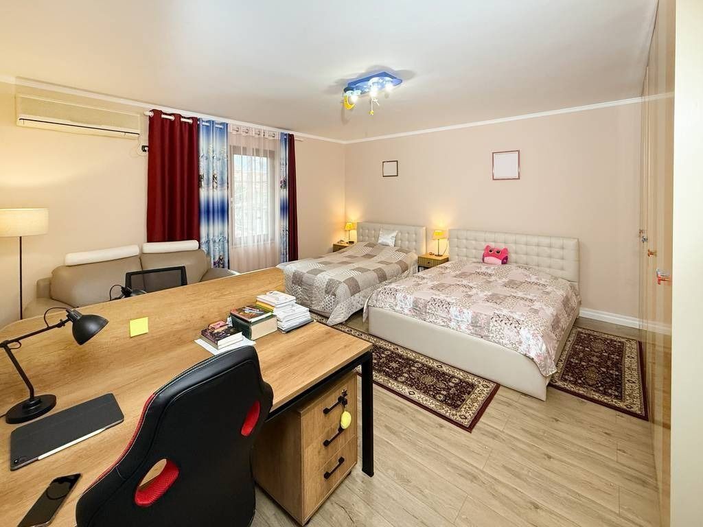 Rent, 4-storey Building, Red School, Tirana.