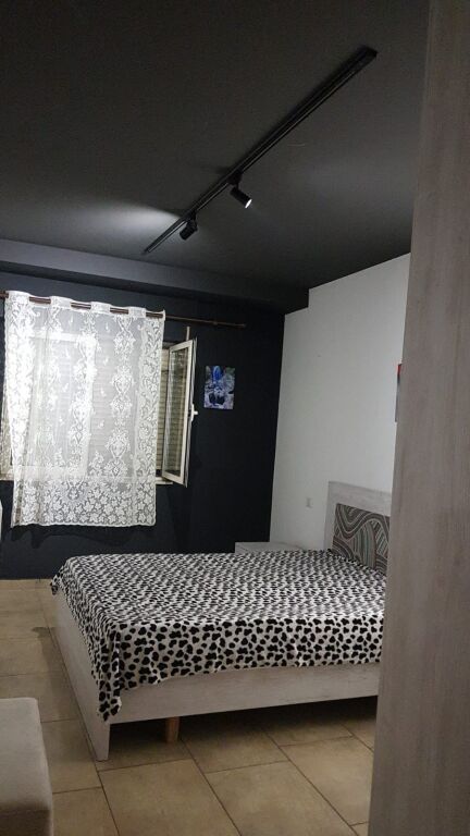 🏢Rruga Fortuzi,pas Ministrise se Drejtesise,jepet me qera apartament 2+1,i mobiluar.60,000Leke