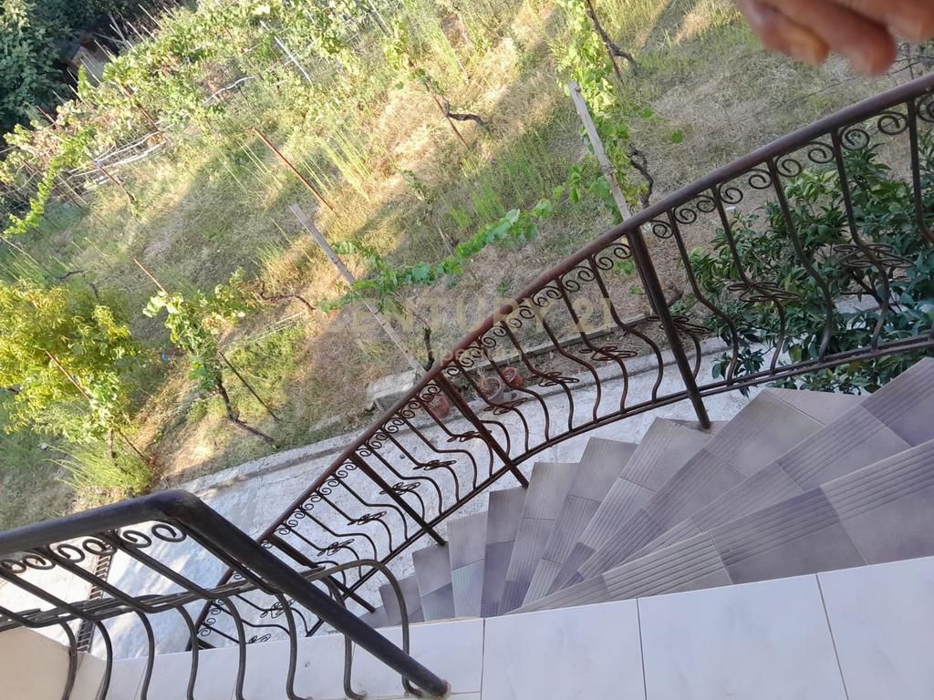 Jepet me qira kati i parë i një vile 2-katëshe në Misto Mame. 370 € /Muaj 350,000 Lekë /Muaj
