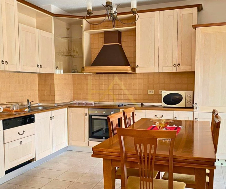 Apartament Duplex 3+1 me Qira – Rruga e Elbasanit, Pranë Ambasadës Amerikane, Tiranë