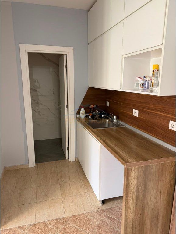 Rent, Business Premises, New Bazaar, Tirana.