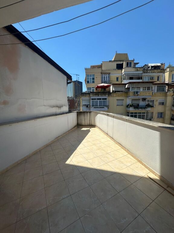 Jepet me qira apartament  2+1 me verandë – Selvia, Tiranë