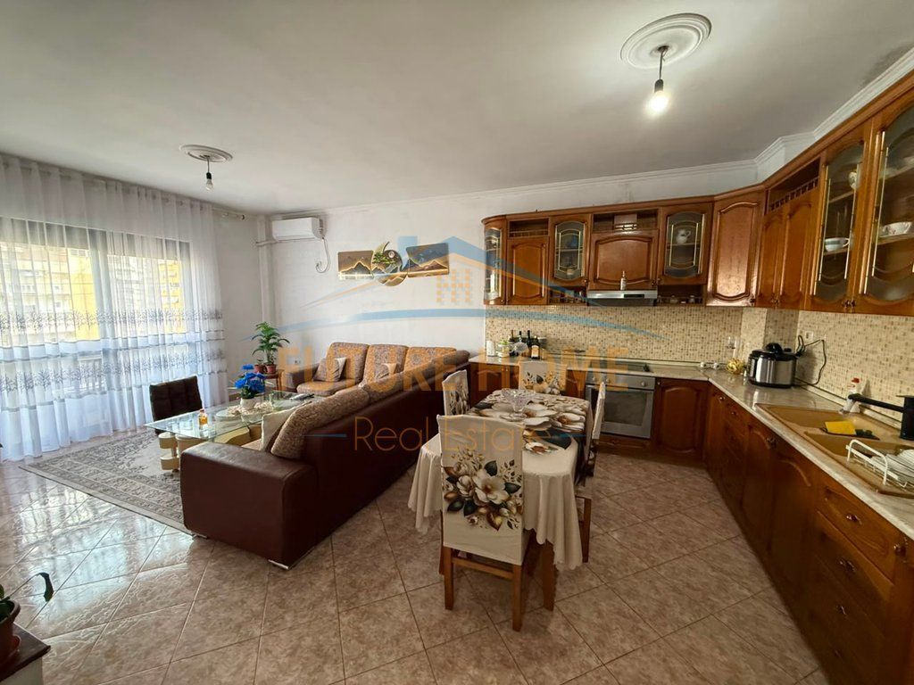 SHITET APARTAMENT 2+1 TEK KOPSHTI BOTANIK