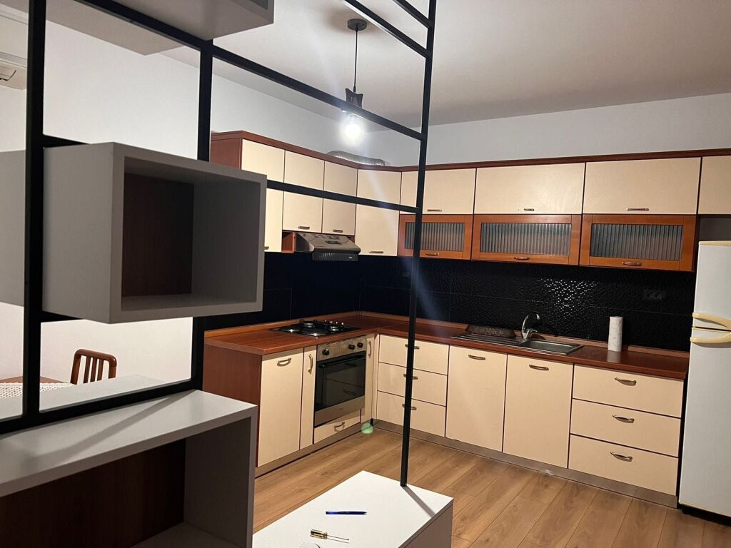 🏡 Apartament 1+1+Parkim me qera 📍Pallati me shigjeta, pranë karburant Kastratit 💰Çmimi: 60.000 Lekë/Muaj