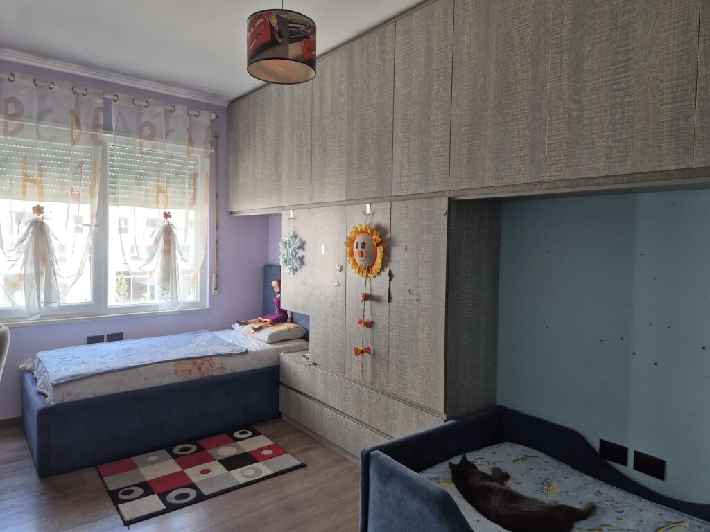 🏡 *Apartament 2+1 me Qira – Komuna e Parisit, pranë Kika 2*