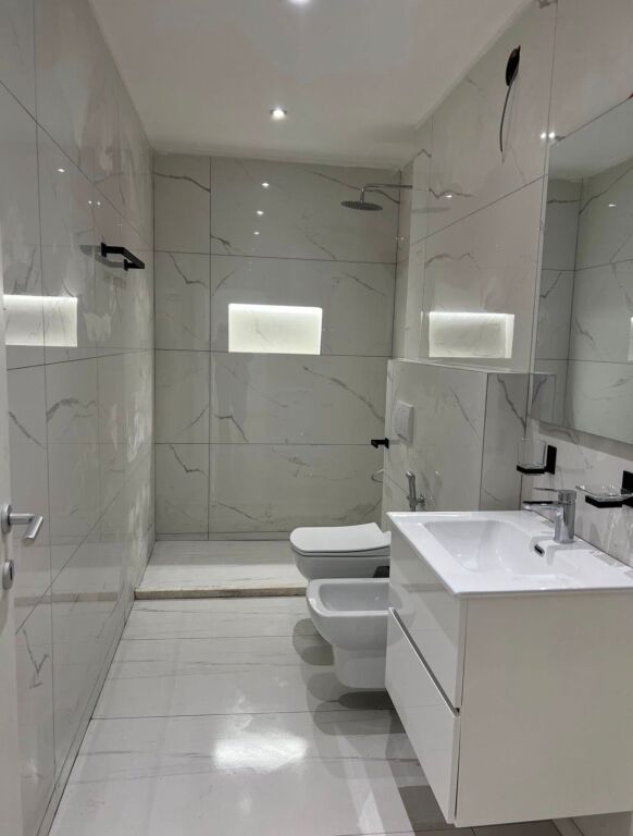 Ambasciata Americana - Ufficio in Affitto 190m2 Palazzo con Ascensore L'ambiente si trova in un palazzo ben amministrato con ascensore e ha una superficie di 190m2 6° Piano Adatto per cliniche mediche, cliniche dentali, ufficio notarile, call center ecc.