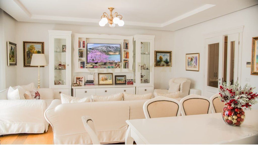 Shitet apartament 4+1+3 tualete dhe 2 poste parkimi- LIQENI ARTIFICIAL