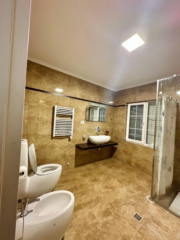 VILE ME QERA | TEG – KOMPLEKSI REZIDENCIAL GARDEN VILAS | 3500 €/month | I Diskutueshem.