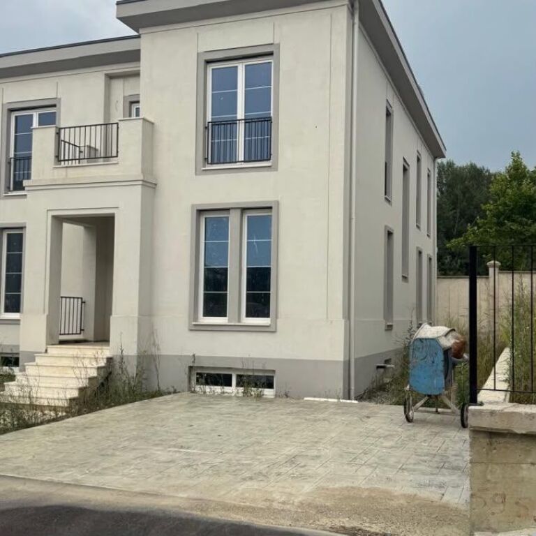 VILLA WITH POOL FOR SALE – ROLLING HILLS 2