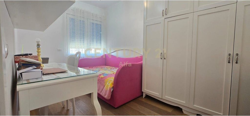 Shitet apartament 4+1+3 tualete dhe 2 poste parkimi- LIQENI ARTIFICIAL