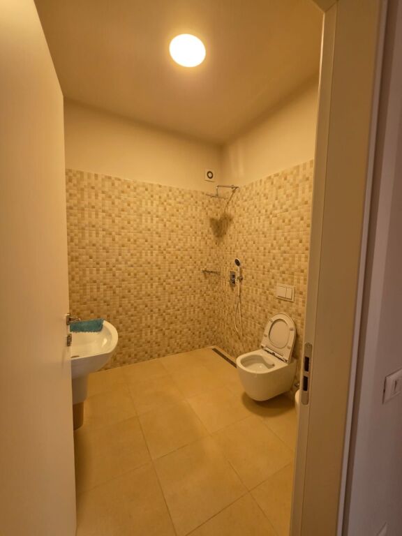 🏡 Ambient biznesi me qera  📍Komuna e Parisit, Rruga e Kosovarëve 💰Çmimi: 70.000 Lekë/Muaj