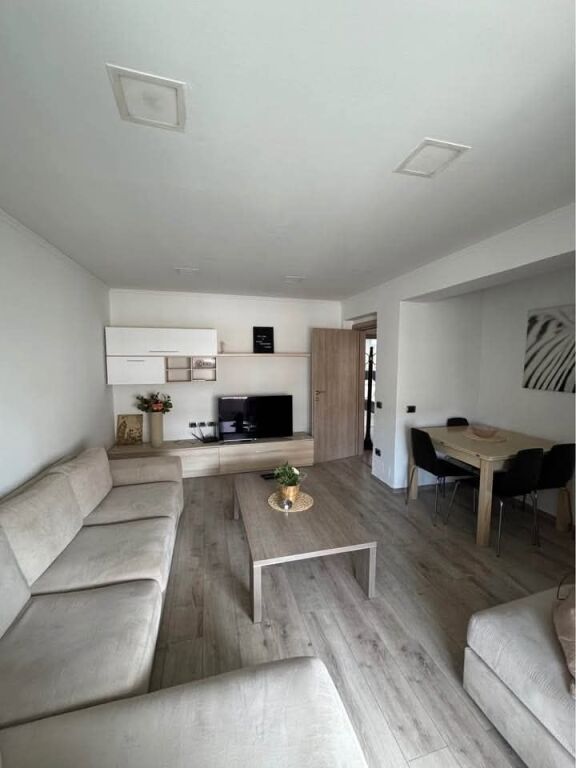 ME QIRA APARTAMENT 2+1 - QENDER, TIRANE
