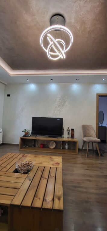 🏡 *Apartament 2+1 me Qira – Komuna e Parisit, pranë Kika 2*
