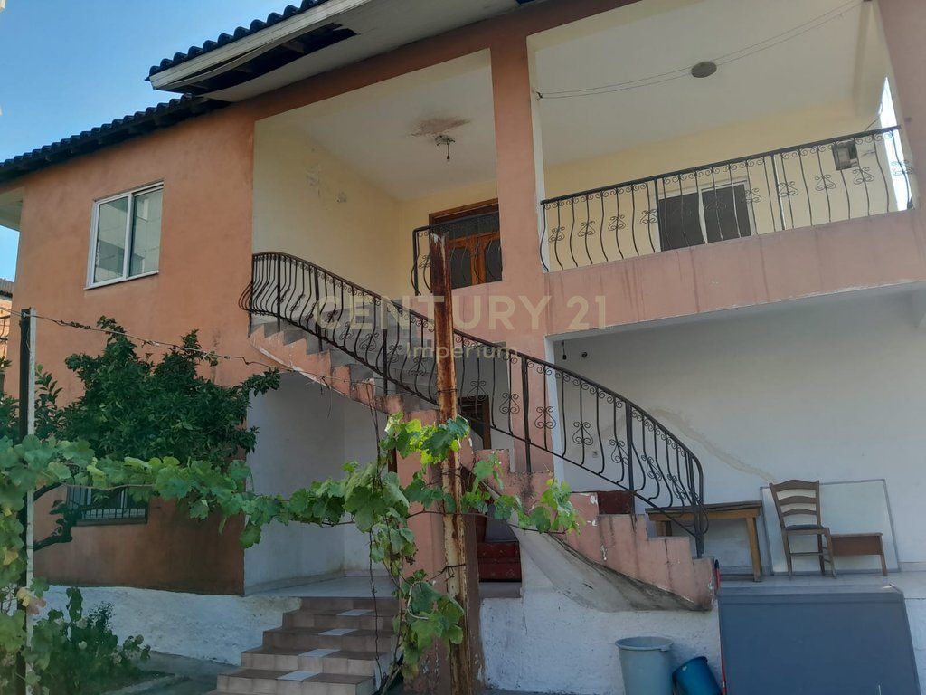 Jepet me qira kati i parë i një vile 2-katëshe në Misto Mame. 370 € /Muaj 350,000 Lekë /Muaj