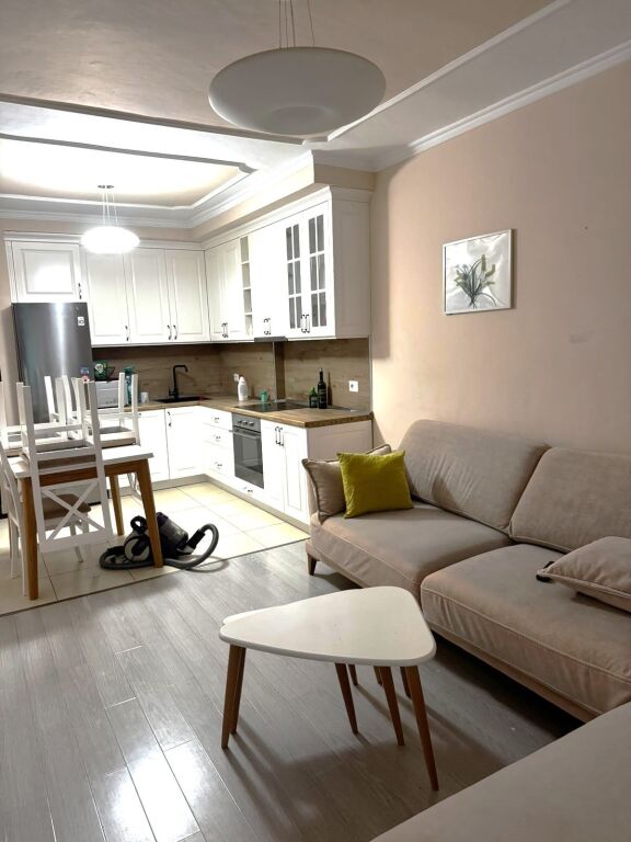 🏡 Jepet Apartament me Qera tek Komuna e Parisit, 700 mije leke