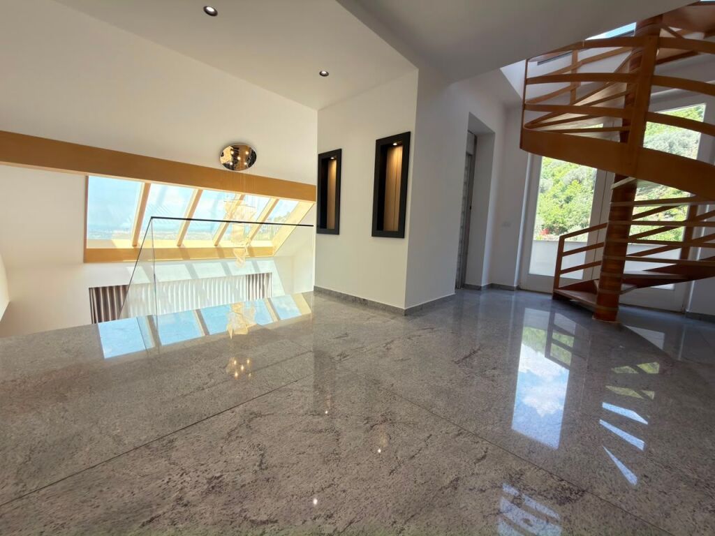 🏡 *Vilë Luksoze Moderne me Qira – Petrelë*