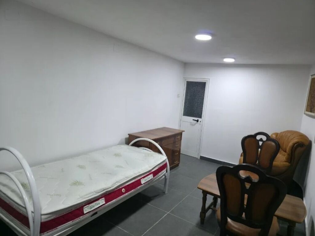 Jepet garsoniere me qira ne Laprake , prane Rruga ANdon Frasheri .