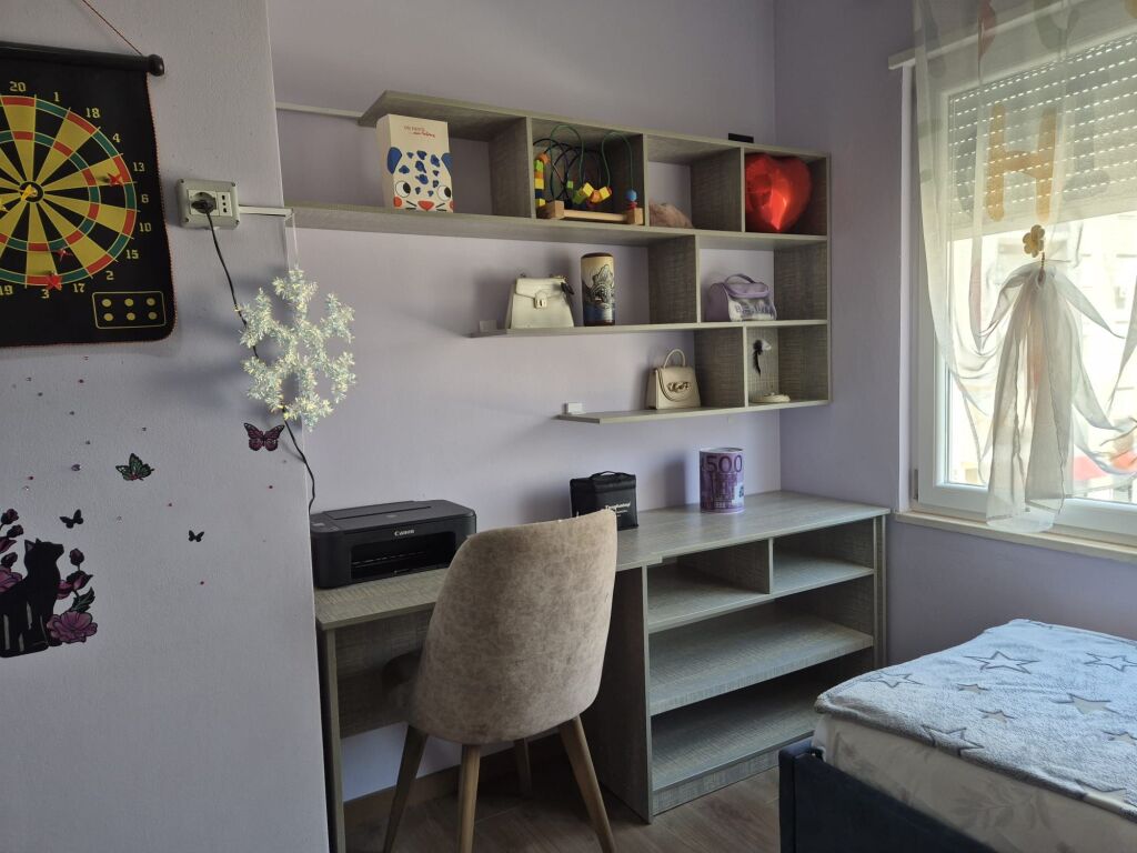 🏡 *Apartament 2+1 me Qira – Komuna e Parisit, pranë Kika 2*