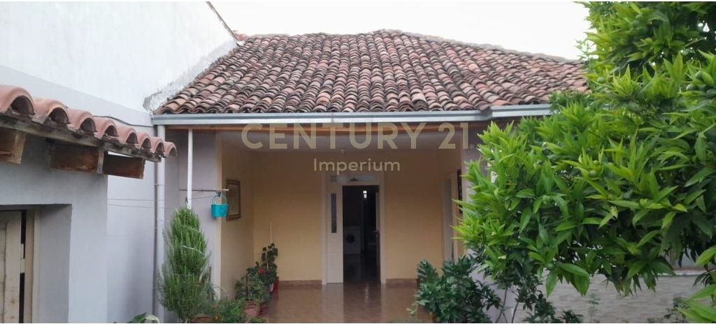 Shtëpi 1+1 Në Shitje në Elbasan Qender - 100.000 euro