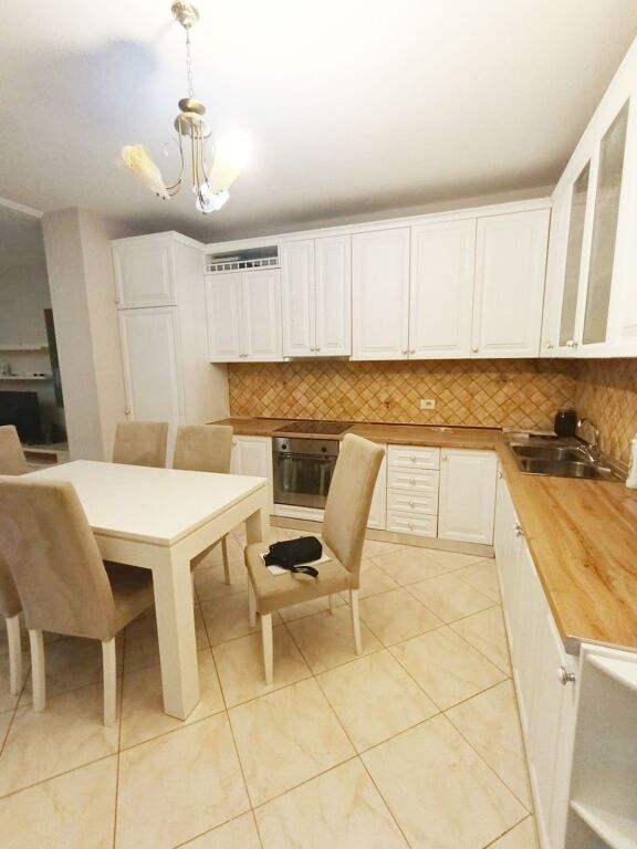 Apartament 1+1 me Qira | Rruga e Kavajës, Kajo Karafili | Pranë Qendrës 700 € /Muaj 70,000 Lekë /Muaj