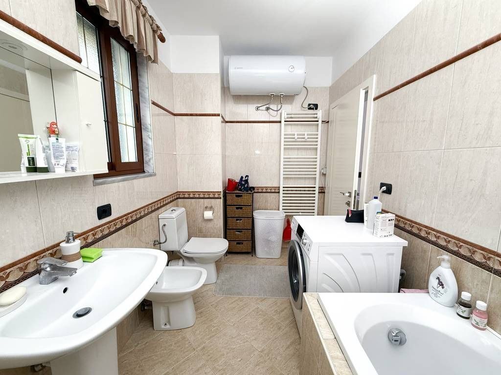 Rent, 4-storey Building, Red School, Tirana.
