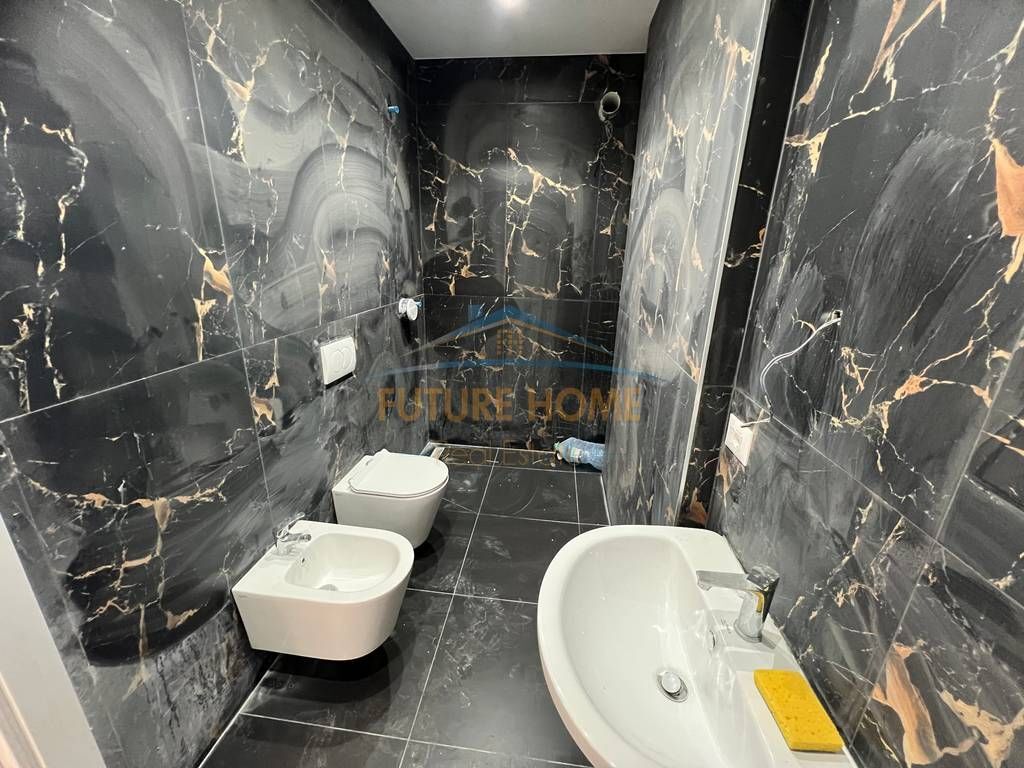 Shitet, Apartament 2+1, -+ Post parkimi,Bulevardi i Ri, Tiranë.