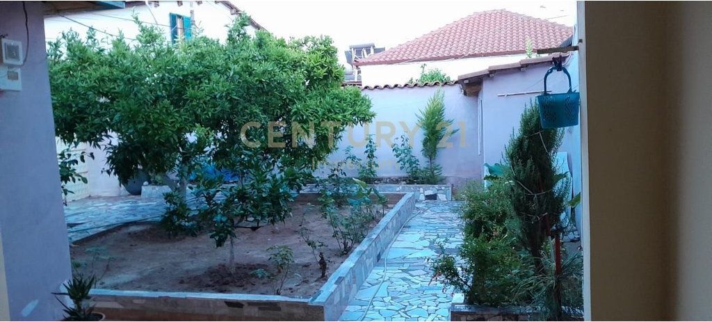 Shtëpi 1+1 Në Shitje në Elbasan Qender - 100.000 euro