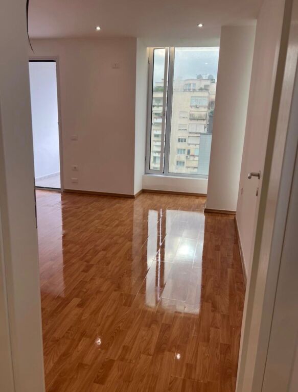 Ambasciata Americana - Ufficio in Affitto 190m2 Palazzo con Ascensore L'ambiente si trova in un palazzo ben amministrato con ascensore e ha una superficie di 190m2 6° Piano Adatto per cliniche mediche, cliniche dentali, ufficio notarile, call center ecc.