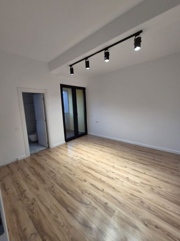 IN AFFITTO – 2+1 IN SQUARE 21! CON VISTA SULLA STRADA